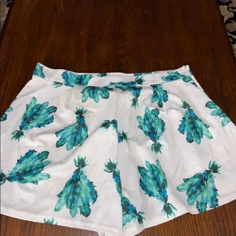 Woman’s NWT dressy shorts  - Picture 3 of 4